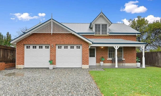 Bathurst Maison | Peel St - Large Family Home, Walk to CBD, Wifi