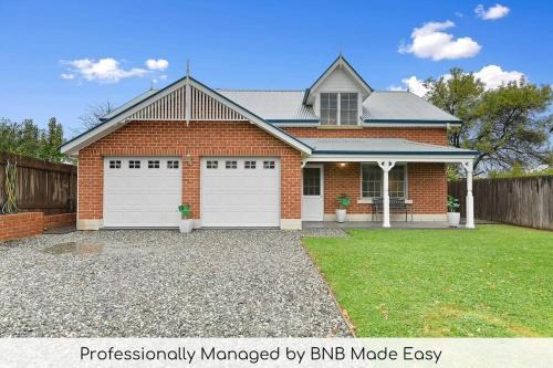 Bathurst Maison | Peel St - Walk to CBD, Large Family Home