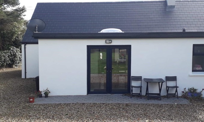 Fenit Maison | A bright modern bungalow a mile from the beach