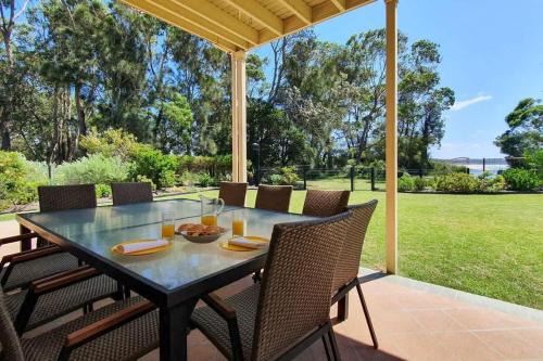 Narrawallee Maison | Pelican Beach House - 50m from inlet & playground