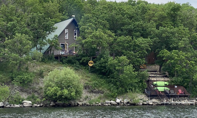 Belmont Cabine | PELICANS NEST Family or couples get away with hot tub on the water