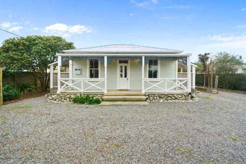 Martinborough Maison | Pendreigh Cottage - Martinborough Holiday Home