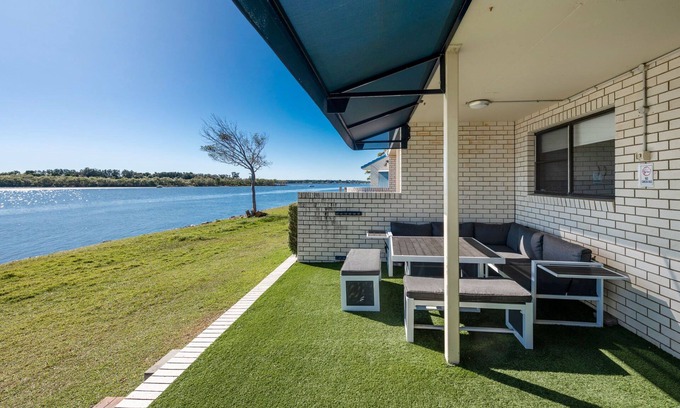 Yamba Appartement | Peninsula Court 5, Watch the dolphins frolic