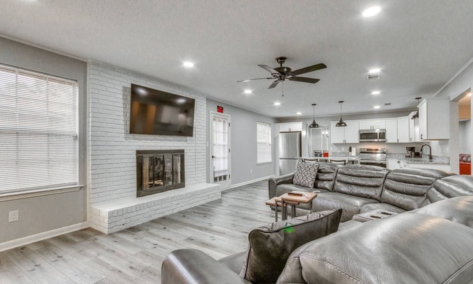 Myrtle Grove Maison | Pensacola Home w/ Private Yard: 7 Mi to Downtown!