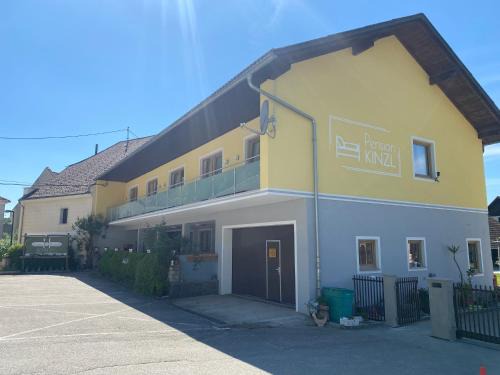 Offenhausen Maison | Pension Kinzl mit E-Ladestation
