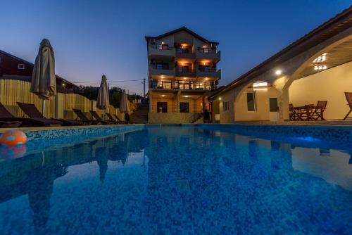 Eselnita Maison | Pensiunea Alex & Restaurant
