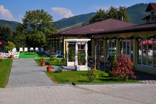 Vadu Izei Maison | Pensiunea Vadu Izei - Cazare, Restaurant, Piscină, Sală de Evenimente