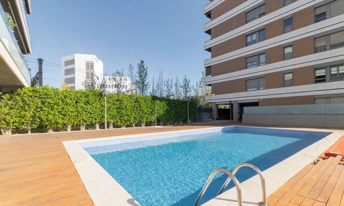 Cornella de Llobregat Appartement | Penthouse with Private Terrace & Pool Access