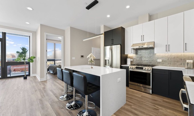 Lower West Side Appartement | Penthouse 3bd/2ba New Chicago Condo w/Balcony