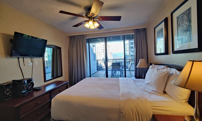 West End Hôtel | Penthouse Apartment w/ Patio, Harbour & City View