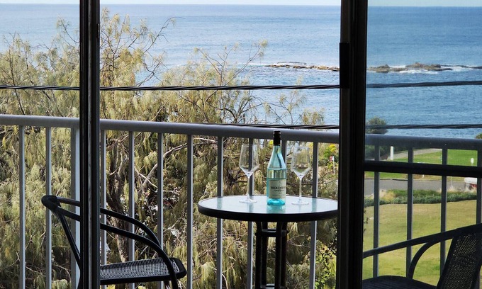Coogee Appartement | Penthouse Apartment With Ocean Views - 1 Bed, 1 Bath, Parking. Coogee Beach