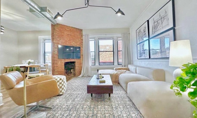 Bloomfield Appartement | Penthouse at The Warhola Bloomfield by Luxe PGH