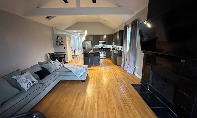 Grand Boulevard Copropriété | Penthouse Condo in Chicago featuring Zero Gravity Massage Chair