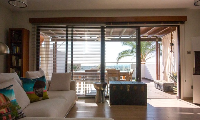 Oroklini Appartement | Penthouse méditerranéen impeccablement propre avec vue sur la mer