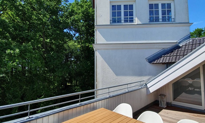 Hohen Niendorf Appartement | Penthouse / Ferienwohnung mit Turmzimmer und Dachterrasse