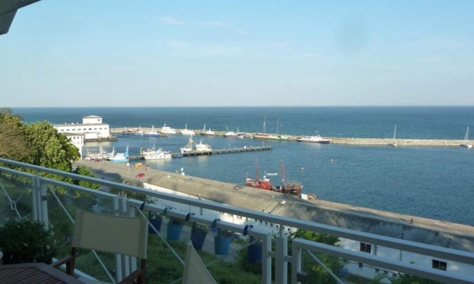 Sassnitz Appartement | Penthouse de luxe dans la PREMIERE LIGNE par la mer avec vue sur l'eau de 180 degrés