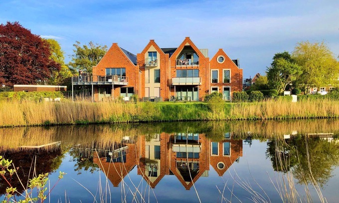 Carolinensiel Appartement | ☼ Penthouse sur la Harle ☼ Belle vie unique directement sur l'eau + sauna, cheminée