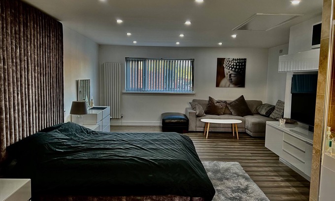 Birmingham Maison | Penthouse style 2 bedroom house with Hot-tub
