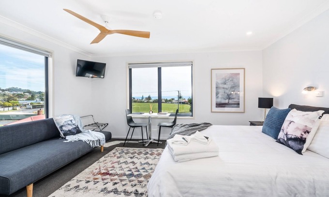 Penguin Maison | Suite Penthouse Madsen Retreat Boutique Guesthouse Penguin NW Tasmanie