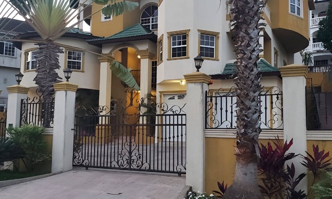West Gate Hills Appartement | Penthouse Suite - Minutes from the beach!