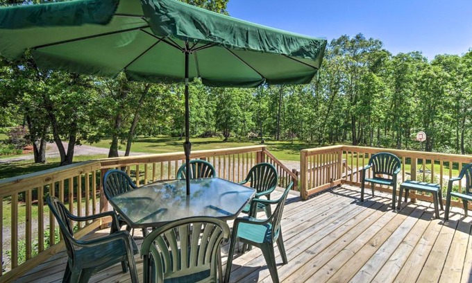 Lyndon Station Maison | People and Paws Home with Fenced Yard by the Dells!