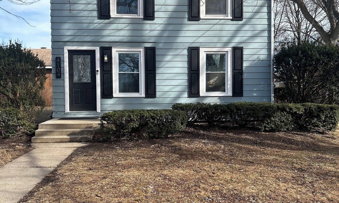 Peoria Heights Maison | "Monroe Manor" is a 3-bedroom house with 3 bathrooms and WiFi in Peoria Heights