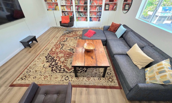 Bay Ho Maison | Pepper Tree Family Retreat with Trampoline,Ninja-line and Large Backyard!