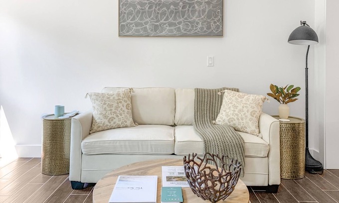 Langley Appartement | Perch - Baker's Acres: Tranquil Studio on View Property