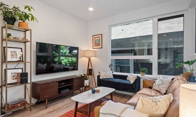 Broadway Maison | Perch - Urban Abode 22: Modern & Stylish Townhome; Heart of Capitol Hill