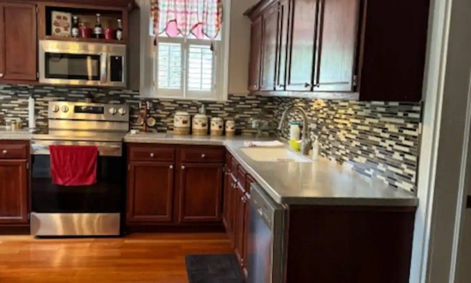 Bainbridge Maison | Perfect 5-bedroom Historic Home within walking distance of Downtown