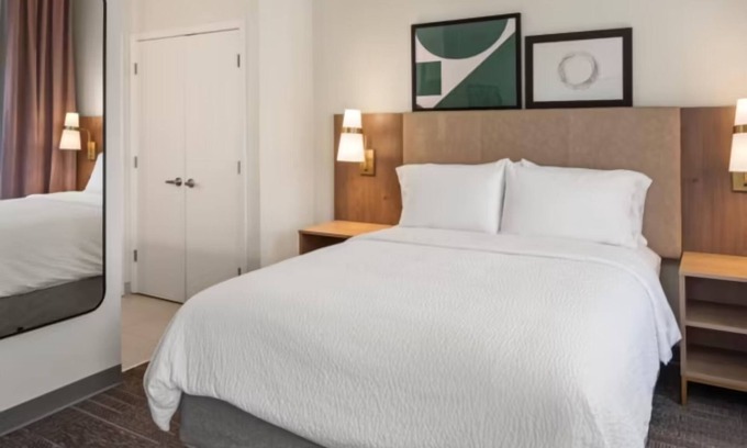 West Bloomington Hôtel | Perfect Business Traveler Room with Complimentary Breakfast