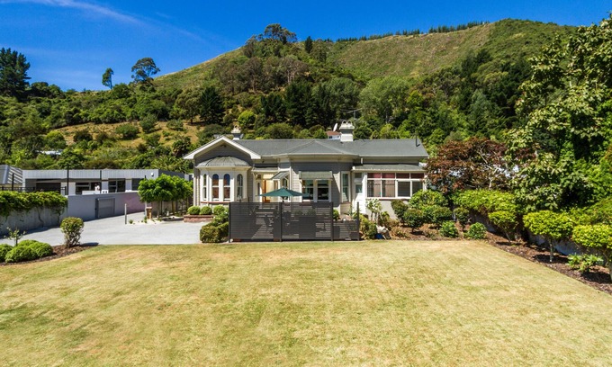 Nelson South Villa | Perfect secluded location at the City Fringe in The Brook