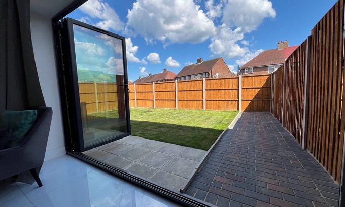Enfield Lock Maison | Perfect Contractor house/3 free parking space/EV charging/Secure/Quiet/Modern
