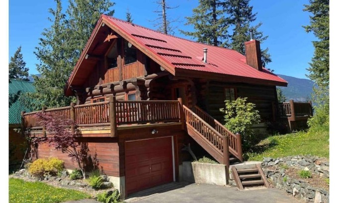 Central Kootenay Cabine | PERFECT FAMILY GETAWAY CABIN SLEEPS 12 WITH PRIVATE BEACH ON KOOTENAY LAKE