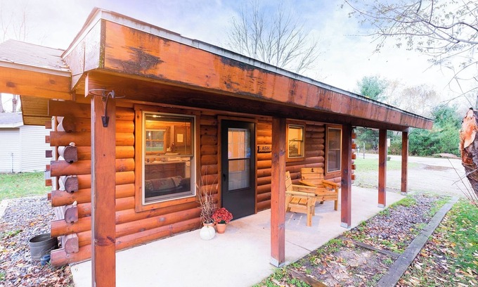 Mountain Cabine | Perfect for Couples, Pet Friendly, Wildlife Theme, Log Cabin, Fireplace