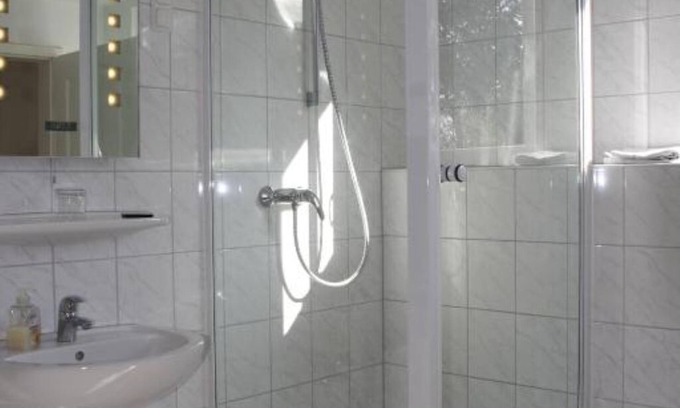 Neuwerk Hôtel | Perfect for craftsmen: affordable double room near the highway