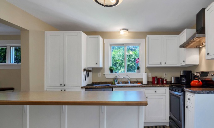 Acton Maison | Perfect for Dogs, Entire House Surrounded by Trees