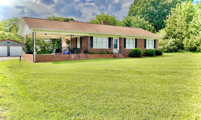 Conover Maison | Perfect for families or business, minutes to Newton and Hickory