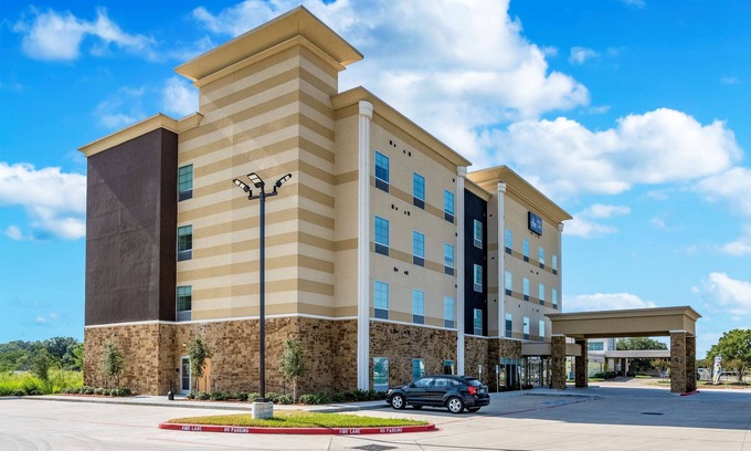 Katy Hôtel | Perfect for Groups! 3 Relaxing Units with Free Parking and Free Breakfast!