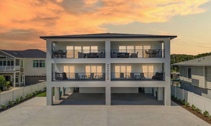 New Smyrna Beach Maison | 🌊Perfect for Large Groups + Families | Steps to Beach | Flip Flop Living NSB🌊