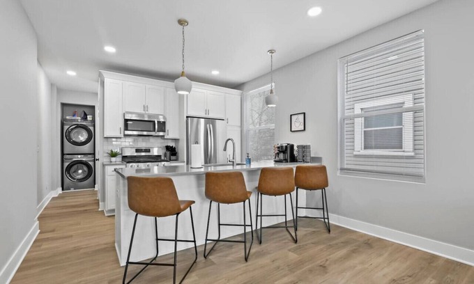 Livingston Park Maison | 293) Perfect for larger groups + Hot Tub!