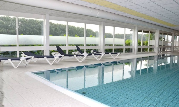 Velsen-Zuid Hôtel | Perfect for Relaxation: Pool, Scenic Views and Dining in a Beautiful Setting