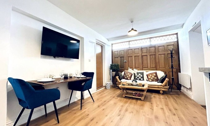 Potters Bar Maison | Perfect for Work | Van Parking | Walk to Spoons | 18 Min to Central