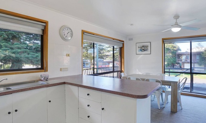 Port Fairy Maison | Perfect for your beach holiday, you are only a stone's throw to the Port Fairy East Beach