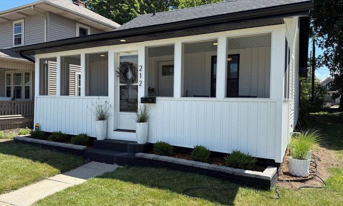 Northeast South Bend Maison | Perfect GameDay House just 1.8 miles from Notre Dame