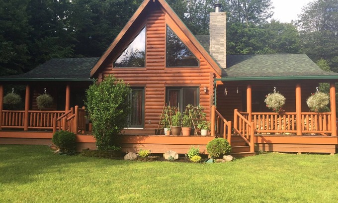 Blossvale Maison | Confortable une cabane en bois rond dans un quartier calme! 2 nuits minimum pour toutes les locations!