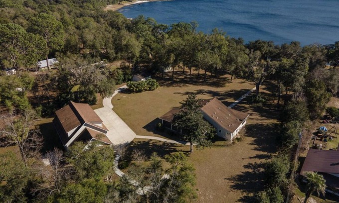 Melrose Maison | Perfect Lakefront Getaway on clear deep private lake 20 min from Gainesville