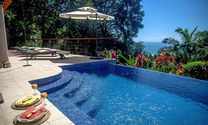 Dominical Villa | Emplacement parfait, à pied de la plage, piscine à débordement, décor de luxe, Wifi rapide!