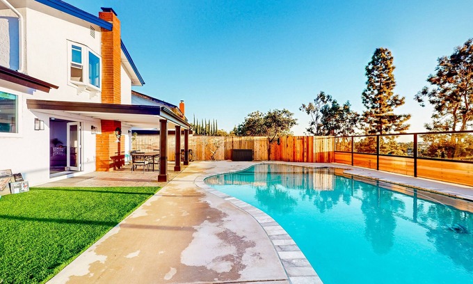Del Cerro Maison | Perfect oasis with saltwater pool, games, firepit, massage chair - dog-friendly