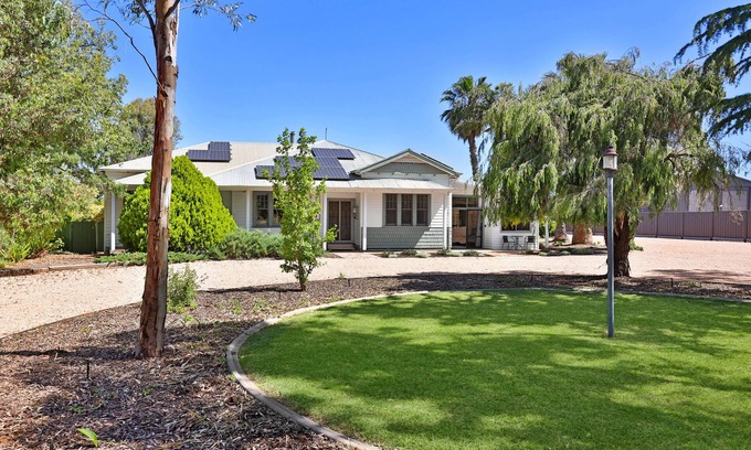 Nichols Point Maison | Perfect, quiet location, walking distance to Billabong, 8 Minute drive to town..
